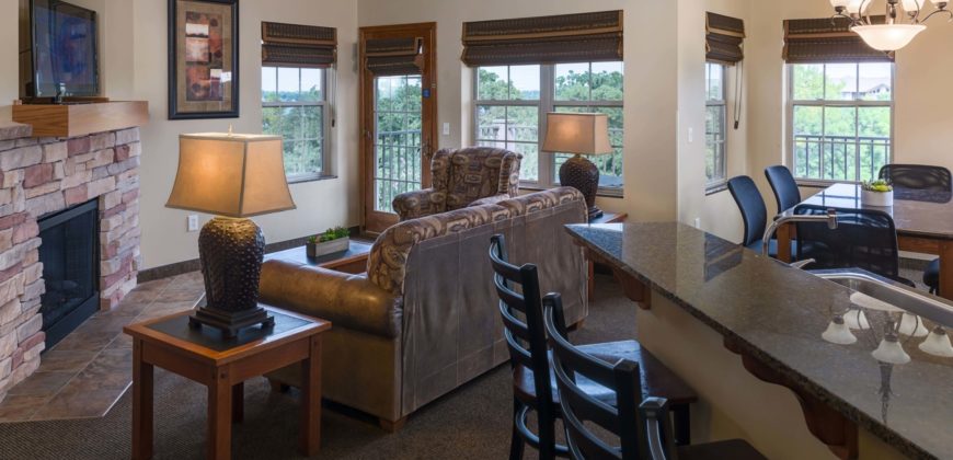 Seating Area and breakfast bar