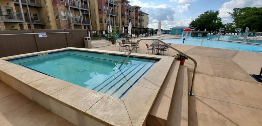 Hot tub to the side of the pool