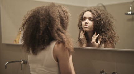 6 Ways to Stop Obsessing Over What You See in the Mirror