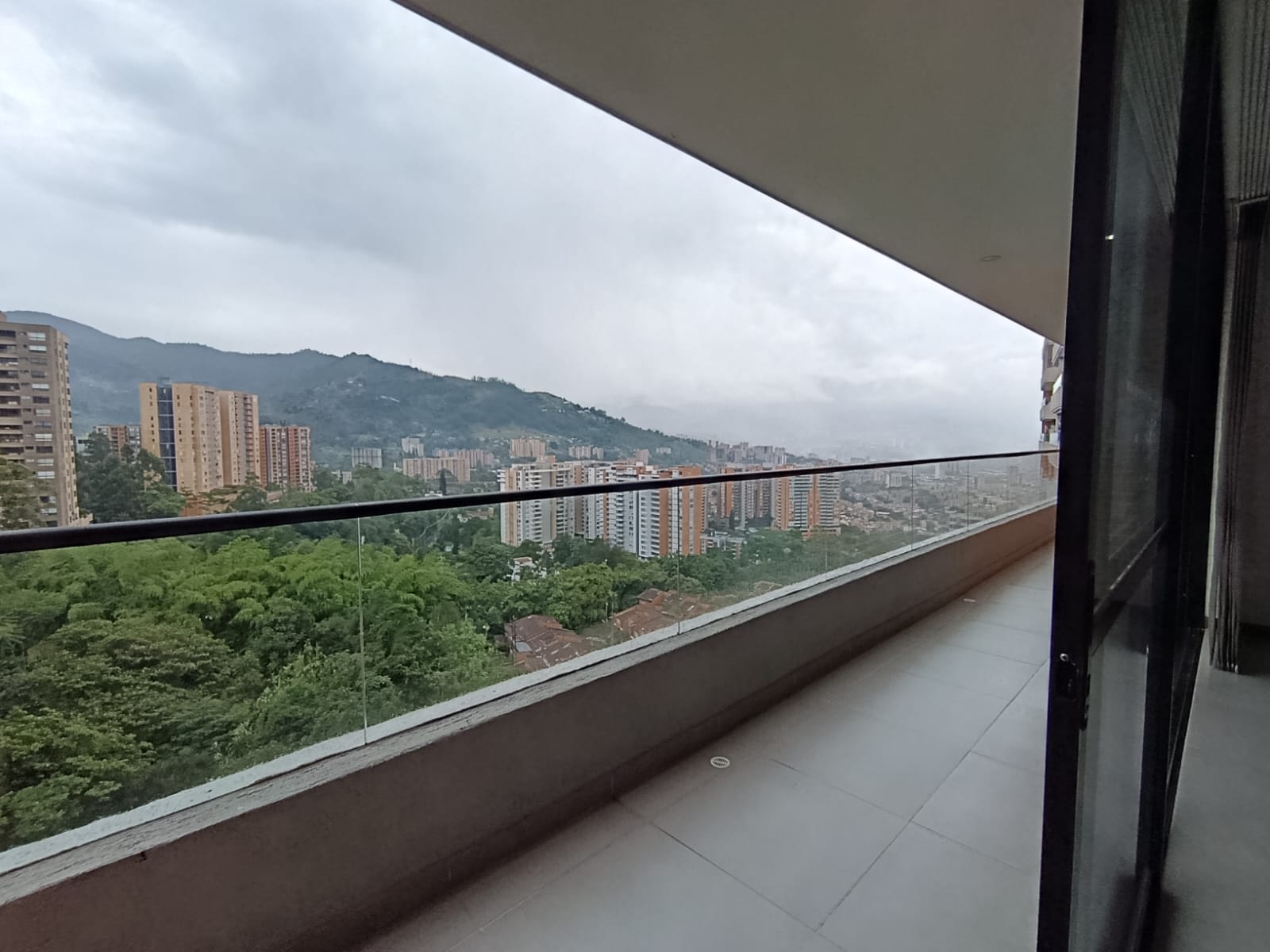 Apartamento en arriendo en LOMA DEL ESCOBERO ENVIGADO, 118 m², 3 alcobas