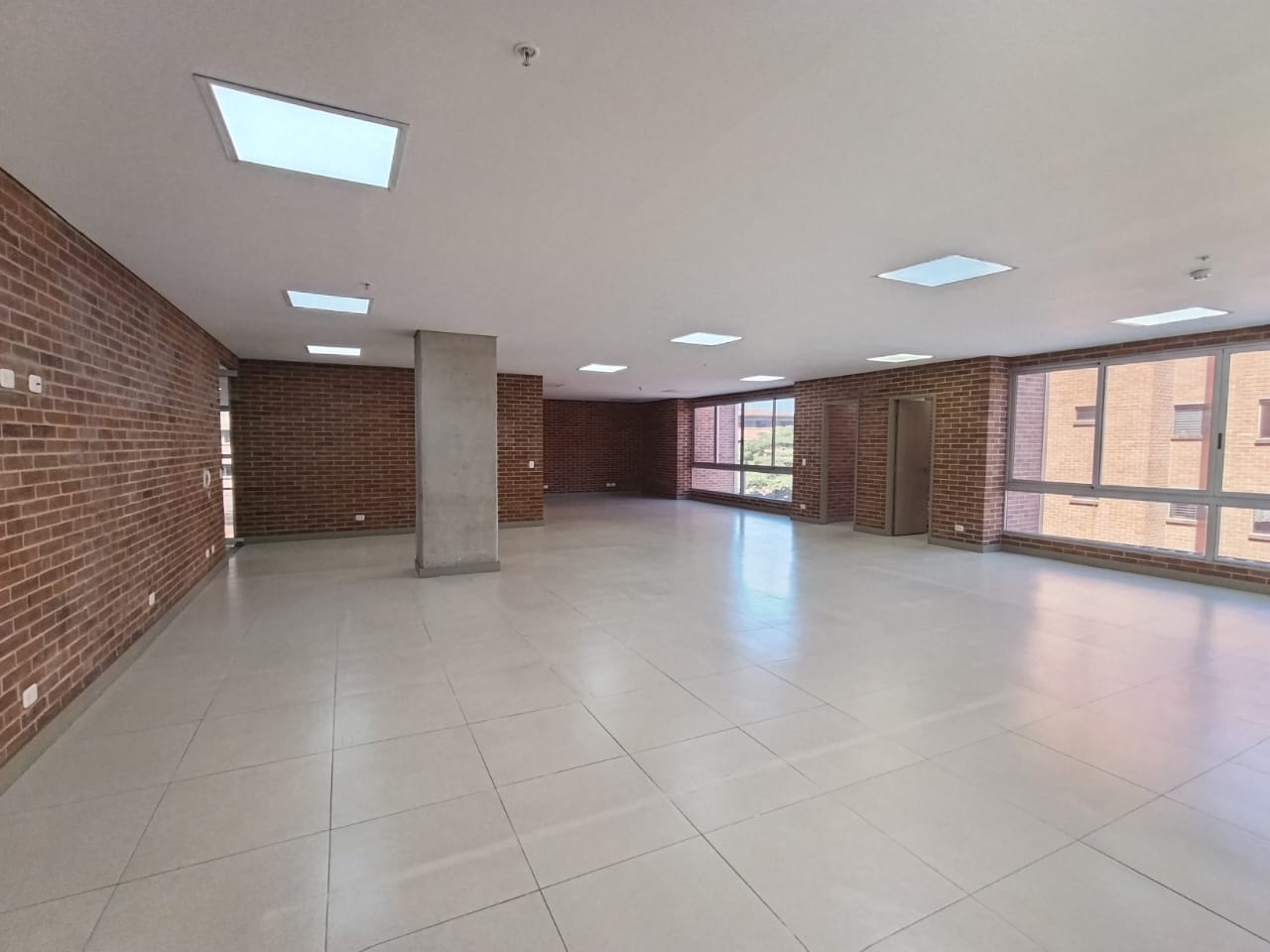 Oficina en arriendo en CASTROPOL, 136 m²
