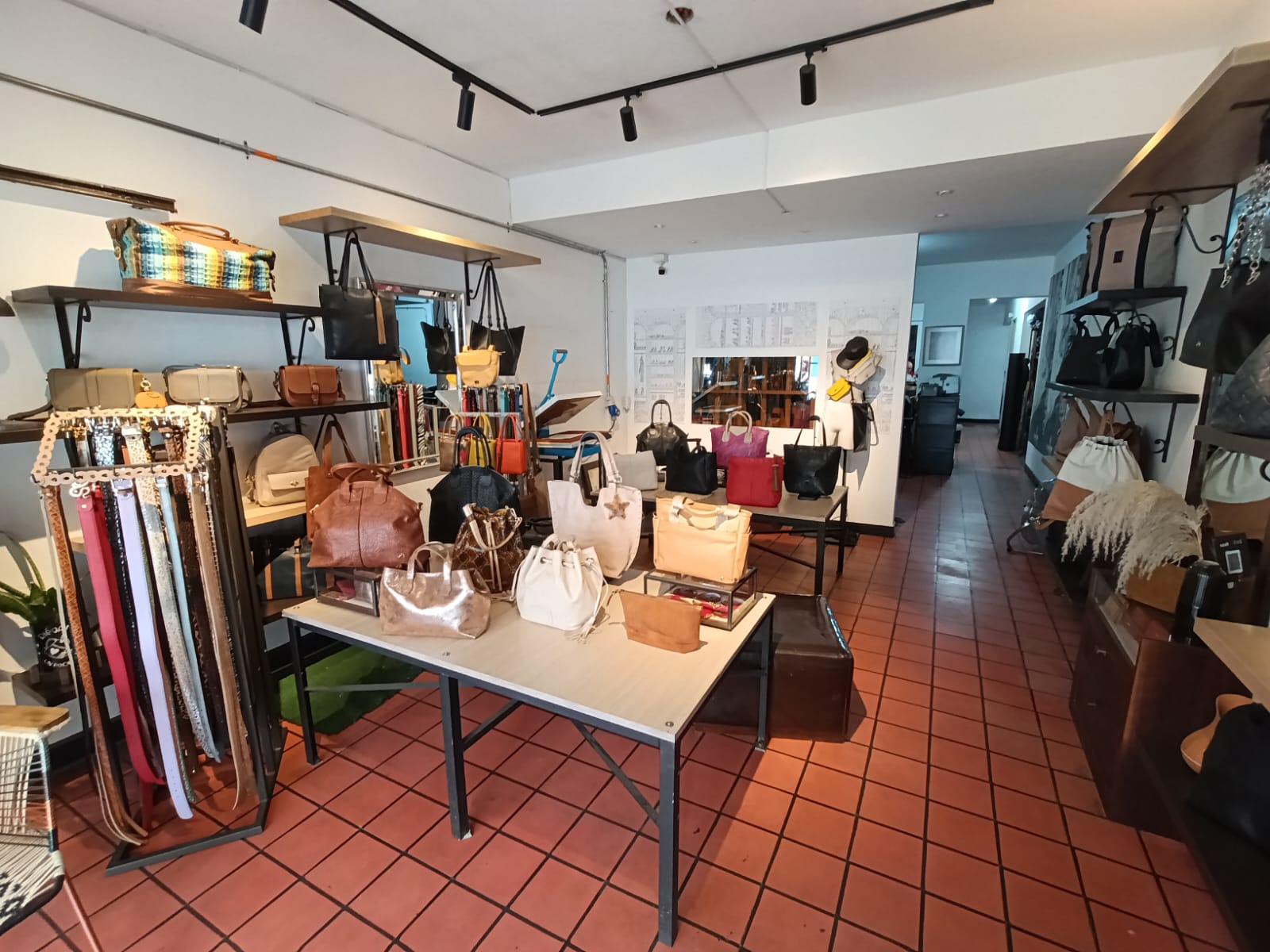 Local en arriendo en LAURELES MEDELLIN, 130 m²