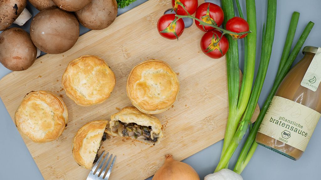 Minipasteten gefüllt mit Pilzen und pflanzlicher Bratensauce