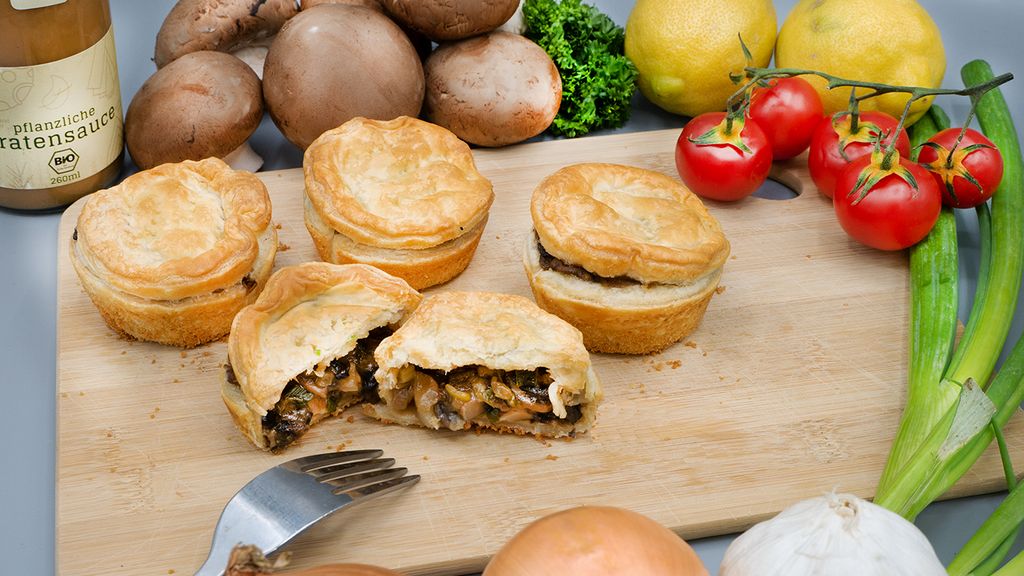 Minipasteten gefüllt mit Pilzen und pflanzlicher Bratensauce