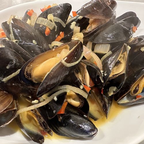 Sous Vide Mussels with Saffron Garlic Sauce Recipe image