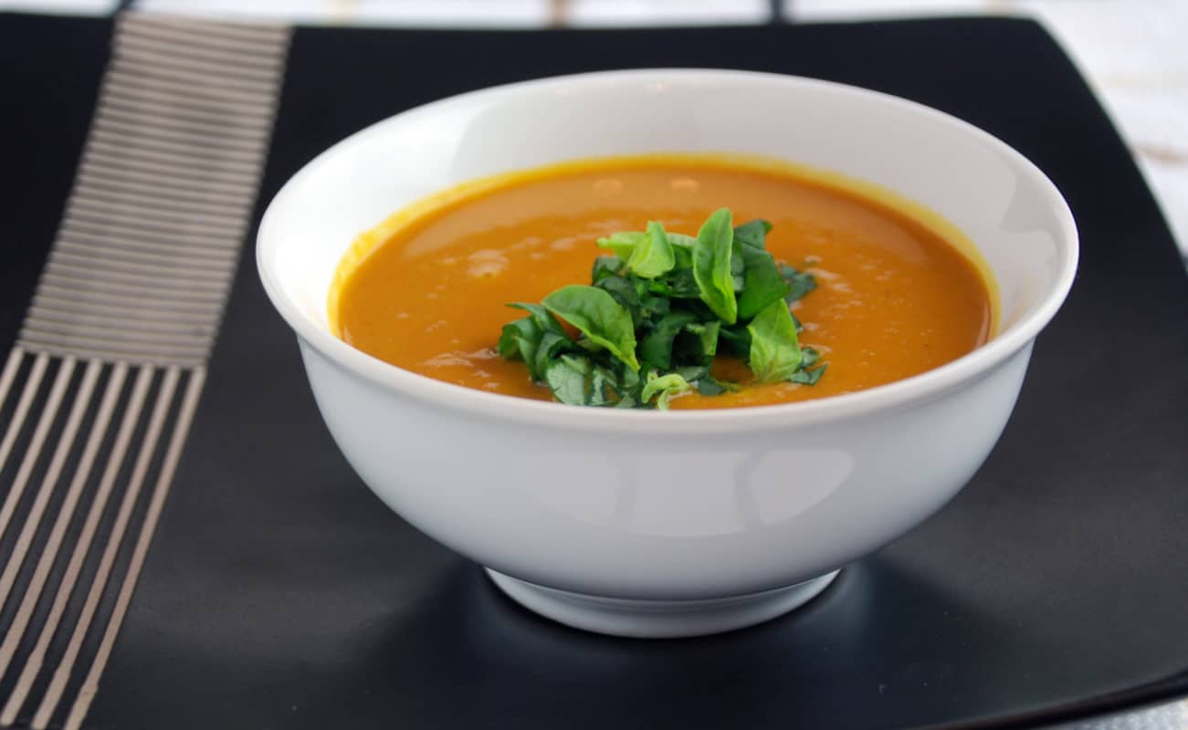 Soup soup ответы. Soup soup ответы. доматес чорбасы. Mercimek çorbasi. суп айнтопф белый фон.