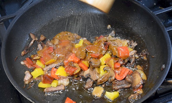 Pressure cooker brisket assembly