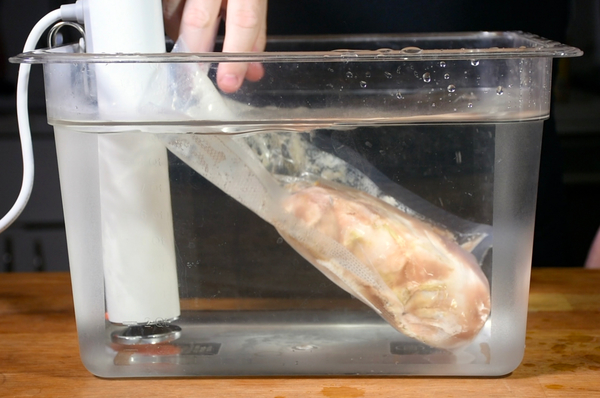 Sous vide water bath cooking 18