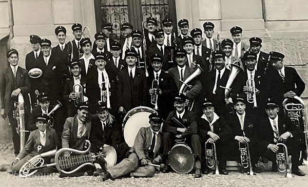 1932