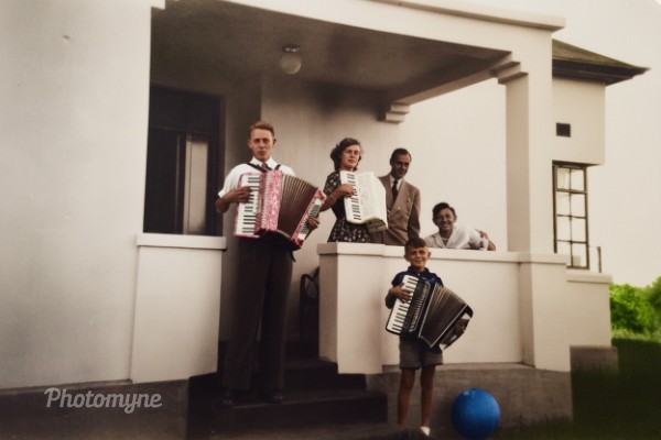 Family photo after living 1 year in south Africa. 1954