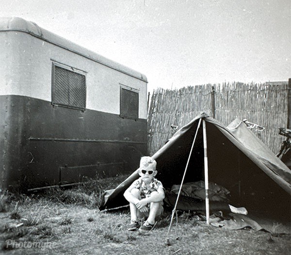 Willem in Ouddorp, opa had een oude ambulance opzet van Amerikaanse leger (Willem in Ouddorp, grandpa had an old ambulance set up from the American army). 1955