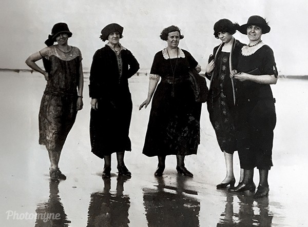 Beach in Florida, December 1925. A brief moment of companionship by the shore, where style, presence, and togetherness quietly mark the time and place.