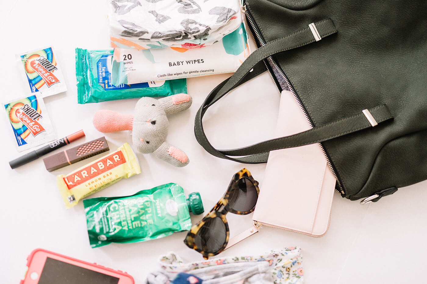 What's In Your (Baby) Bag? 10 Items To Carry With You Always Stitch