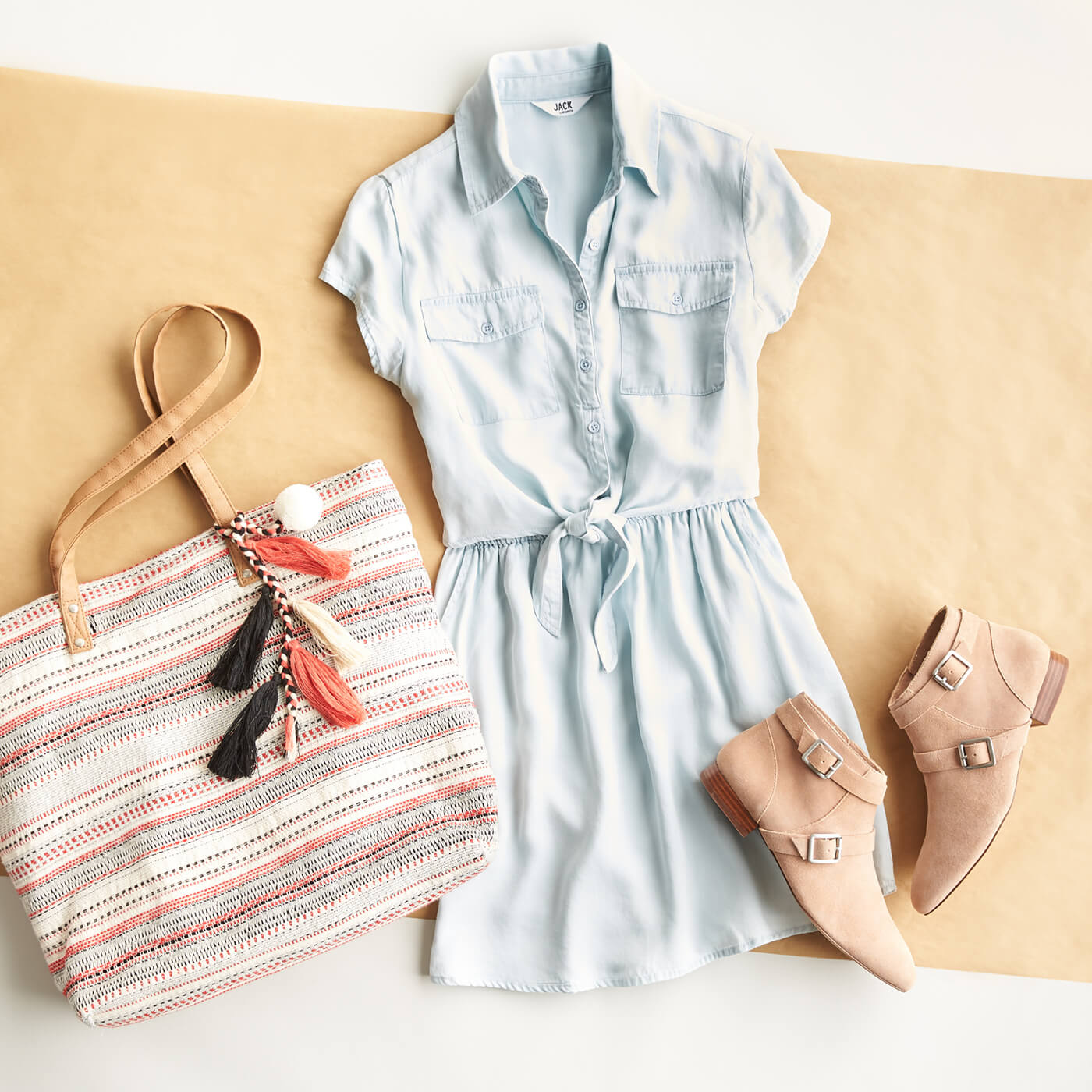 Chambray kısa kollu elbise, yarım bot, püskül çanta