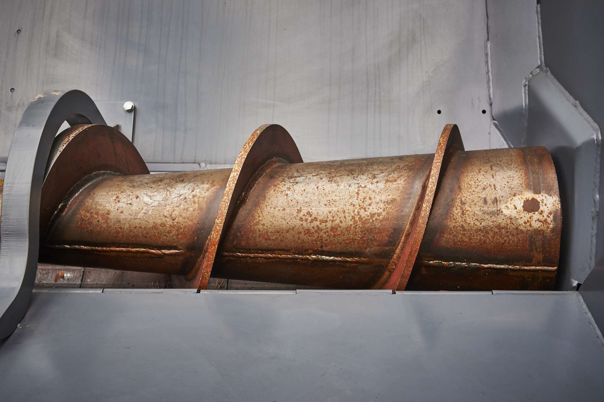 Are there any safety precautions that should be taken when handling barrels containing acidic materials to prevent corrosion?