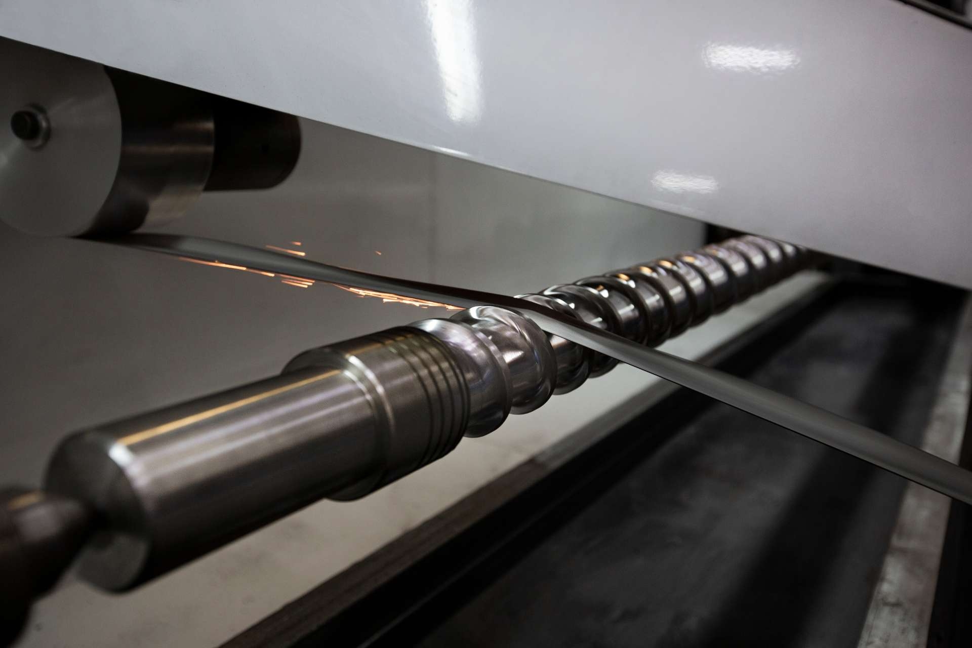 What are the signs and symptoms of barrel wear caused by insufficient cooling?