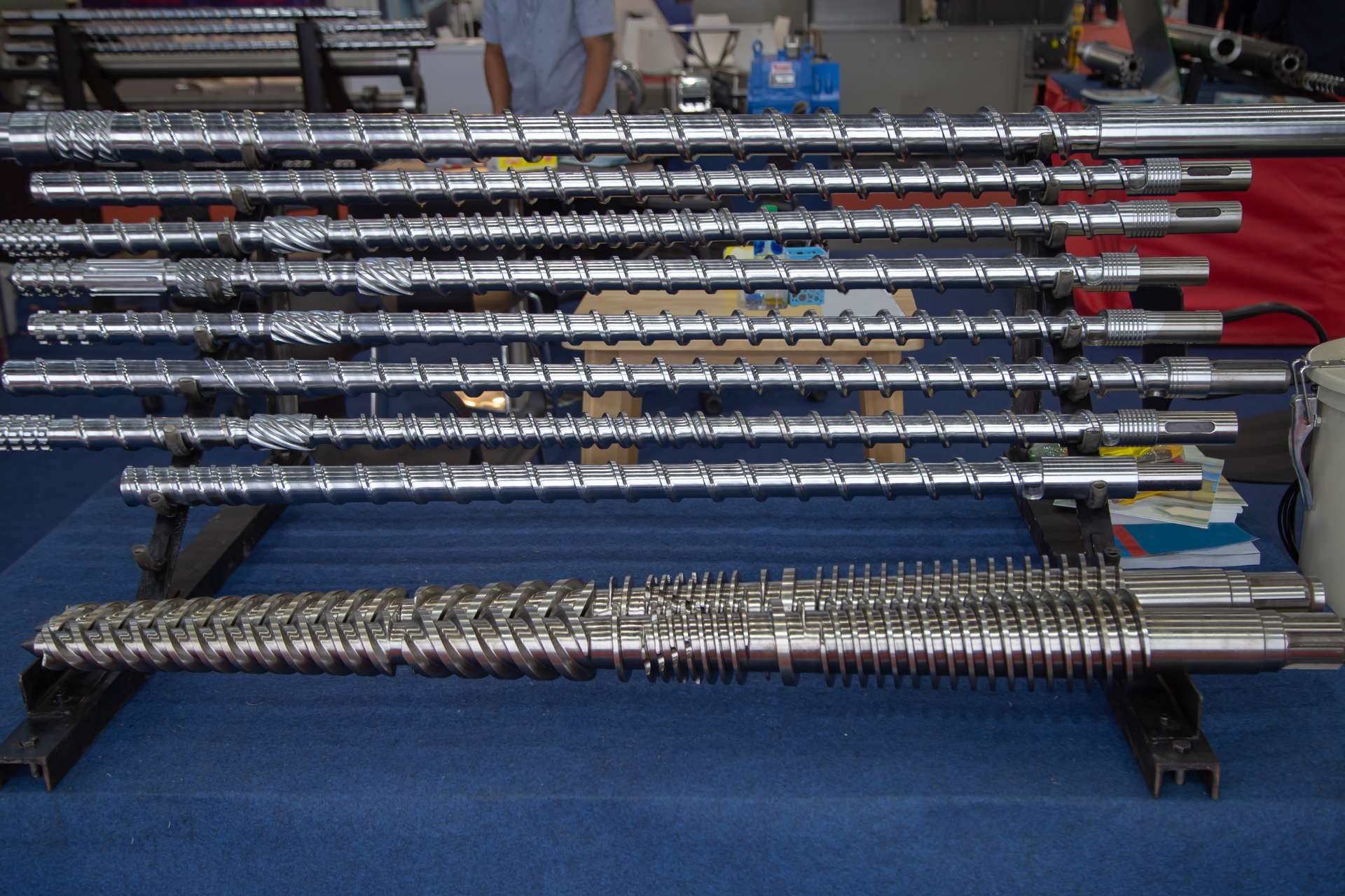 What are the signs and symptoms of screw corrosion caused by alkaline substances?