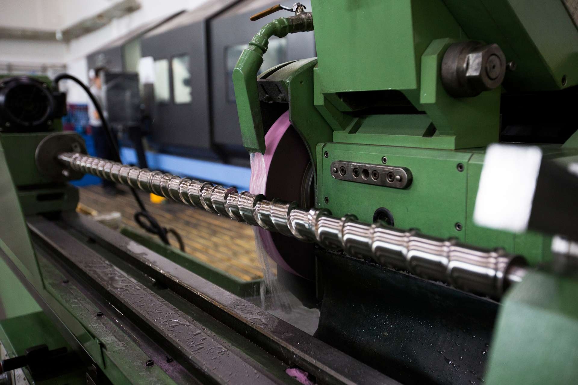 Are there any industry standards or guidelines for evaluating the resistance of screws to erosion from abrasive polymers?