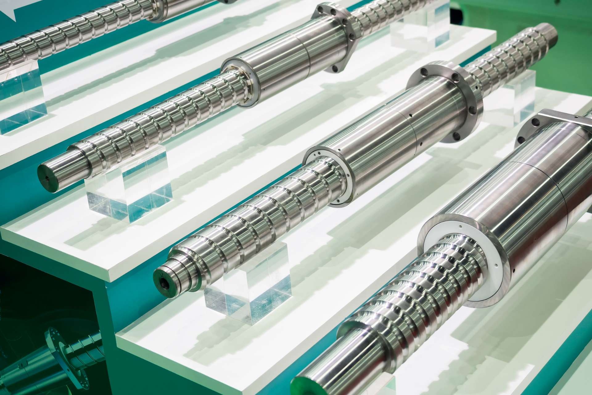 What are the common signs and symptoms of screw wear due to cavitation erosion?