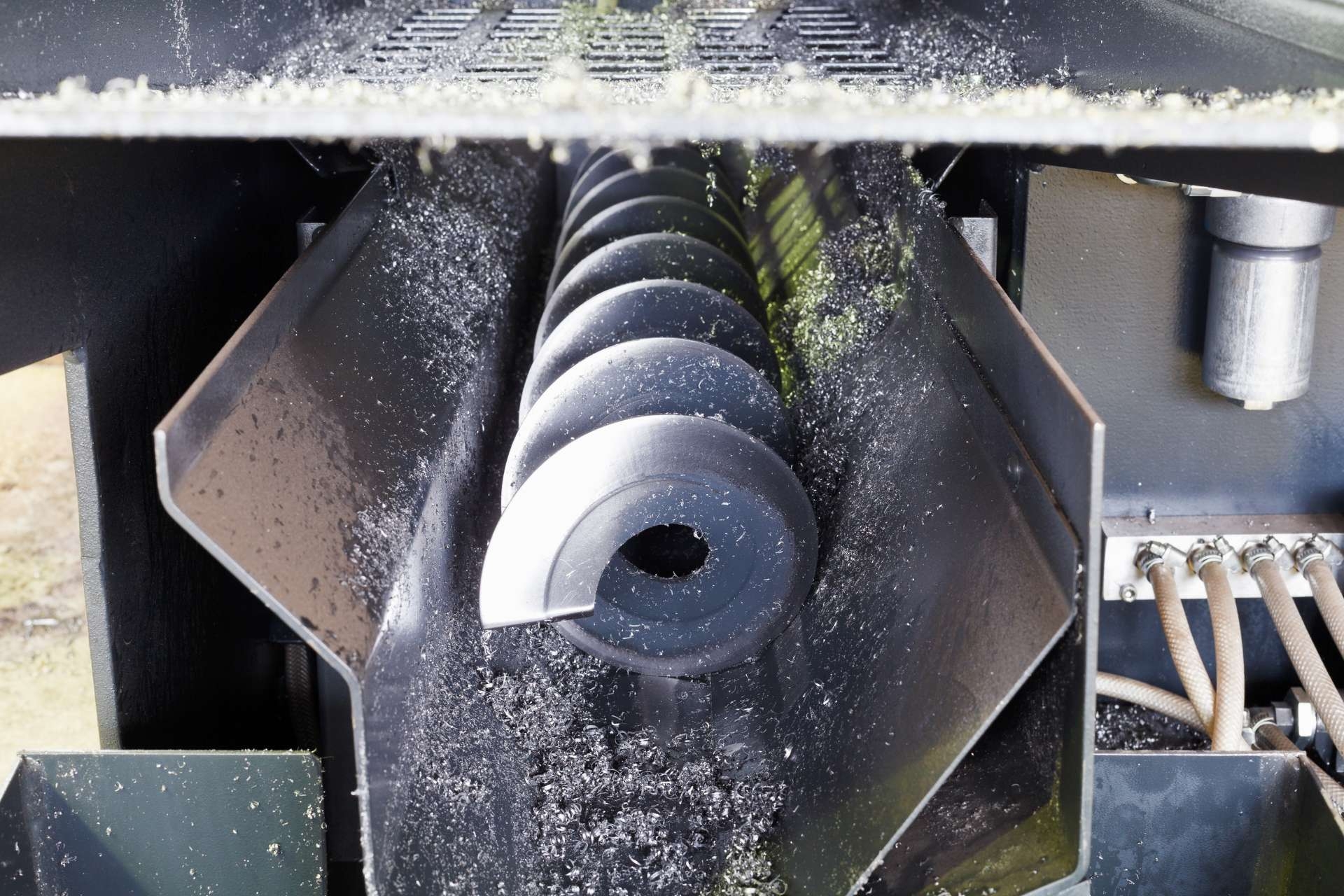 What are the recommended maintenance and cleaning practices to reduce screw wear from particle abrasion?
