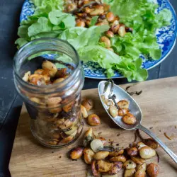 Almendras rostizadas para enchular la lechuga,
