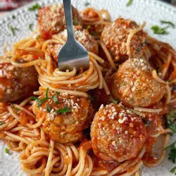 Türkei-fleischbällchen mit tomatensauce und pasta