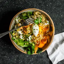 Ensalada de pasta, huevo a la copa y pistachos,