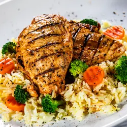 Pollo con verduras y arroz
