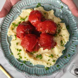 Albóndigas con salsa de tomate y puré de papas al ciboulette