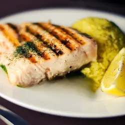 Fisch mit gelber chili-sauce und reis