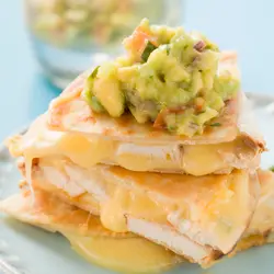 Quesadillas cyw iâr gyda guacamole