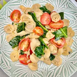 Tortellini mit spinat und tomaten