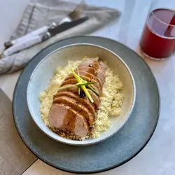Filetes de cerdo glaseados con mermelada y cous cous