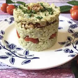 Timbal de mote con mayonesa de albahaca y tomatitos