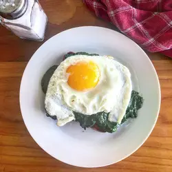 Tostadas con espinaca y huevo