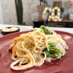 Nudeln mit hähnchen und brokkoli