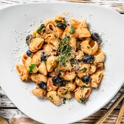 Pasta gwenith gyda olifau a chaprys