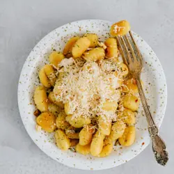Gnocchi met room tsiis en walnoten