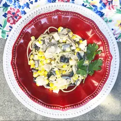 Tallarines con crema, champiñones, palmitos, aceitunas y choclo