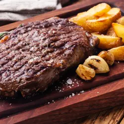 Bistec con papas doradas