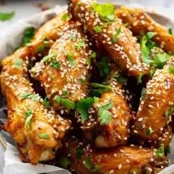 Alitas de pollo asadas al sésamo con papas doradas