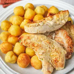 Filetitos de pollo a la pimienta y limón con papas duquesas