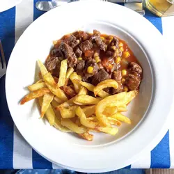 Tomaticán con papas fritas