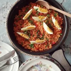 Arroz atomatado con huevito duro