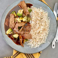 Carne al brócoli con arroz