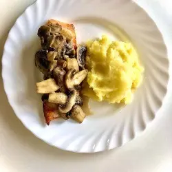 Salmón con salsa de champiñones acompañado de puré de papas