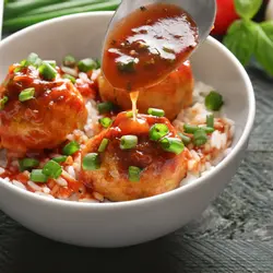 Frikadellen in teriyaki-sauce mit reis