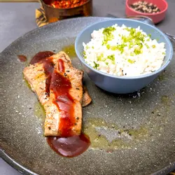 Süß und sauer lachs mit reis schalotte
