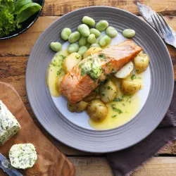 Salmón con papas enmantequilladas