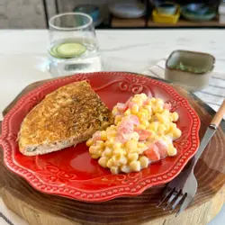 Tortilla tiwna gyda salad tomato a ŷd